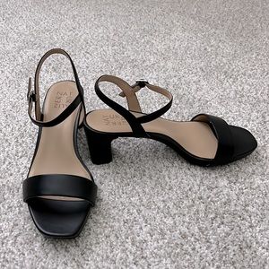 Brand New In Box - Naturalizer Ivy Black Leather Sandals.